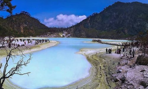 Pesona Mistis Kawah Ciwidey Seakan Perjalanan ke Negeri di Atas Awan
