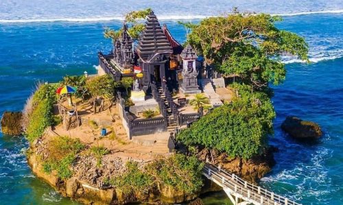 Pantai Balekambang Mirip Wisata Tanah Lot Bali