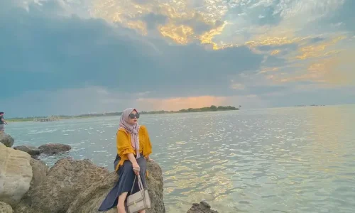 Menikmati Pesona Pantai Marina